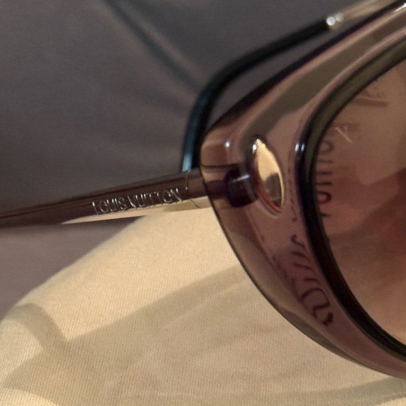 🕶️Louis Vuitton Black Sunglasses in great condition full inclusion 🕶️ - Picture 16 of 17